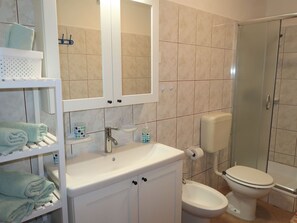 Mirror, Plumbing Fixture, Tap, Sink, Bathroom Sink, Property, Bathroom, Purple, Bathroom Cabinet, Interior Design