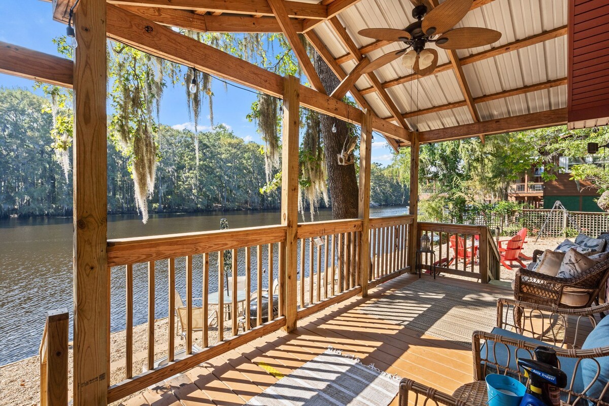WATERFRONT cottage with SCENIC views of Big Cypress Bayou Caddo Lake