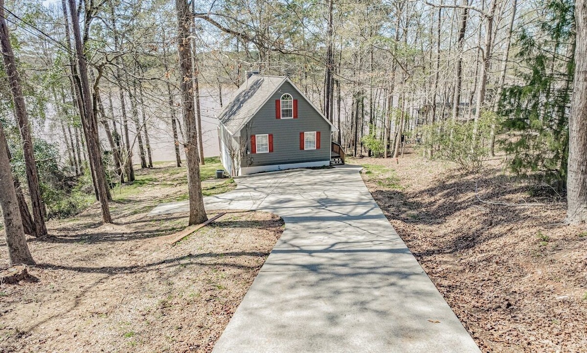 Serene Lakefront Getaway on Lake Sinclair