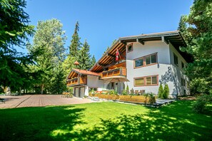 Chalet Whistler's front exterior and driveway parking for 8 vehicles