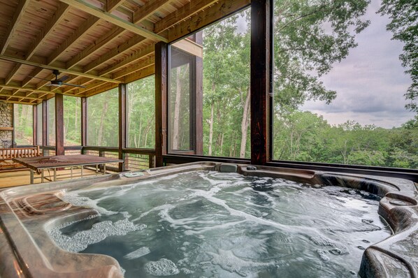 Indoor spa tub