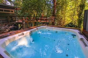 Outdoor spa tub