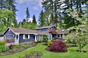 The view of the house and the front yard.