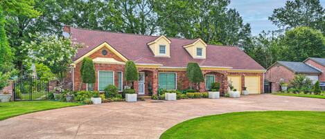 Memphis Vacation Rental | 6BR | 4BA | 4,000 Sq Ft | 1 Step to Enter