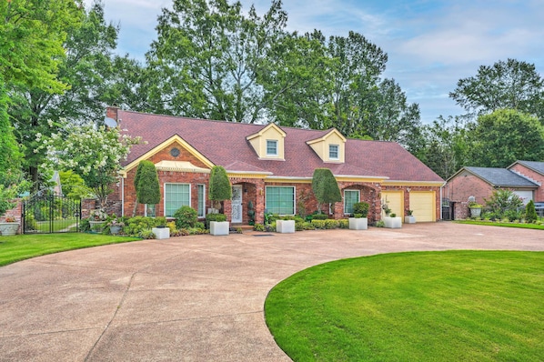 Memphis Vacation Rental | 6BR | 4BA | 4,000 Sq Ft | 1 Step to Enter