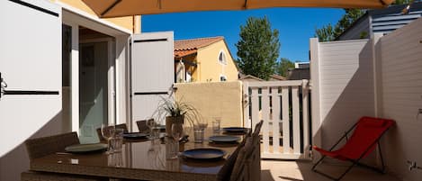 Terrasse mit Sonnenschirm, elektrischer Plancha, Außenbar und Solardusche
