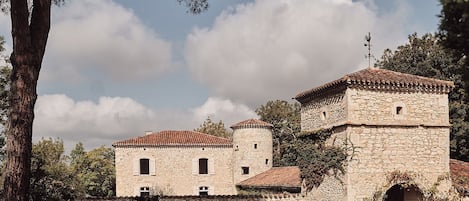 Welcome to Chateau Pélat, which awaits visitors at the end of a long farm track