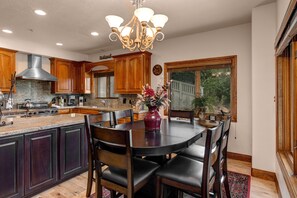 Dining Area with seating for 6