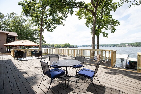 Decks set up to settle in. Enjoy!