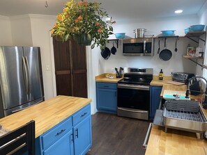 Kitchen island and kitchen