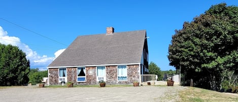 view of the front of the building