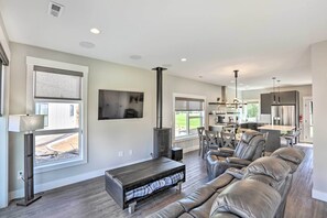 Living Room | Smart TV | Free WiFi | Fireplace