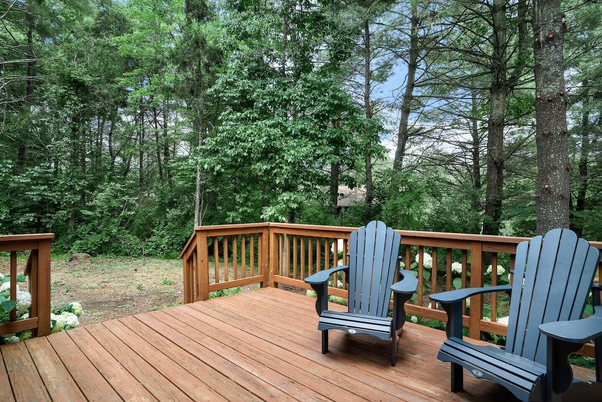 Peaceful Retreat with Firepit & Outdoor Theatre!