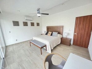 Recámara Principal. Cama KS. baño completo y closet. TV smart. 
















