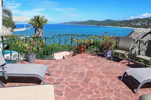 Extrordinay Bay views from the pool terrace. See all the way to San Poncho!
