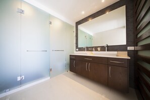 En suite master bathroom