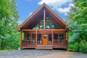 This classic log style cabin invites you to a fun and relaxing stay.