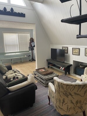 Plenty of space in the living area to stretch out and relax.
