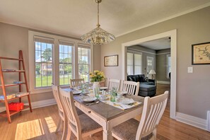 Dining Room | Dishes & Flatware Provided