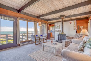 Living Room with fireplace