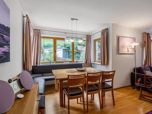 Möbel, Tabelle, Eigentum, Bilderrahmen, Holz, Stuhl, Interior Design, Flooring, Fussboden, Wohnzimmer