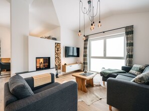 Möbel, Bilderrahmen, Eigentum, Couch, Tabelle, Komfort, Zimmerpflanze, Holz, Interior Design, Wohnzimmer