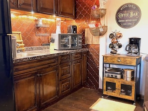 Kitchenette with Oster Oven/Airfryer, ice maker and Coffee Bar 