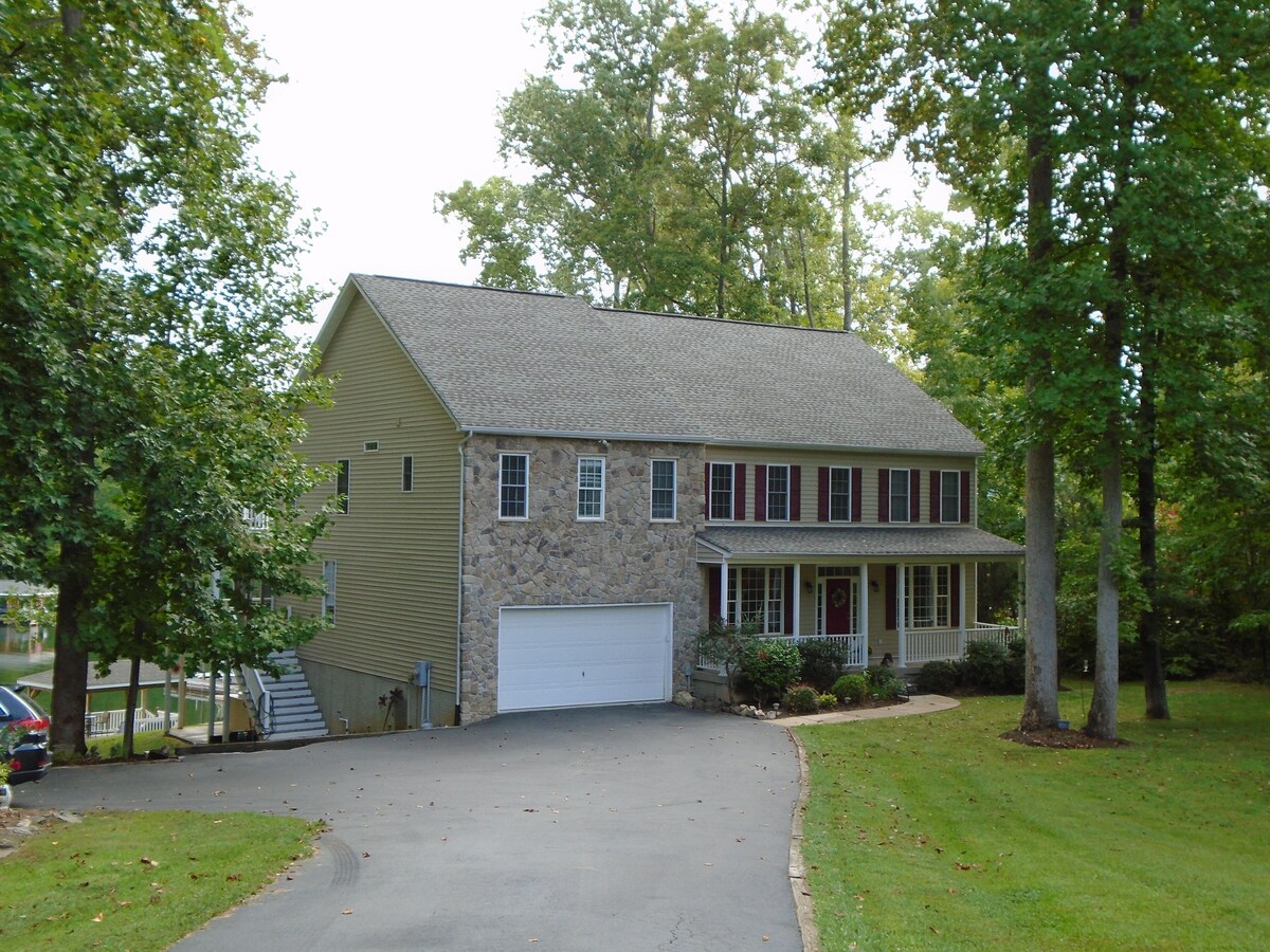 LAKE ANNA WATERFRONT HOME WITH BOAT DOCK & SANDY BEACH