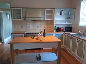 Kitchen: open plan with the dining and family room