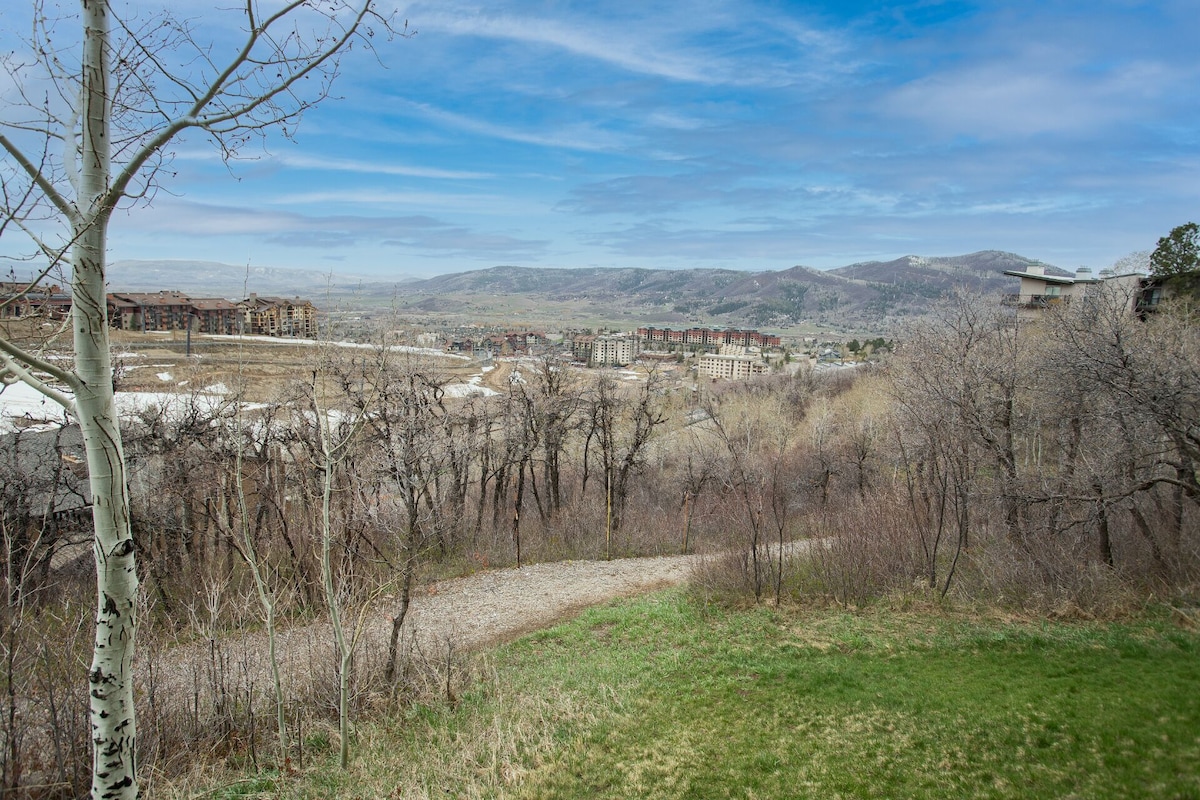 Outdoor pool and hot tub, Sauna On-Site, Ski In/Out Storm Meadows