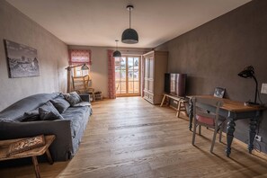 Chalet Blümlein für bis zu 8 Personen mit 4 Schlafzimmern und 2 Badezimmer-Wohnbereich