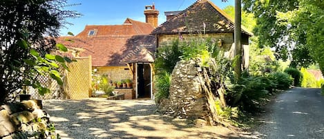 Welcome to The Old Stables, a 2-bed countryside holiday cottage near Petworth, West Sussex