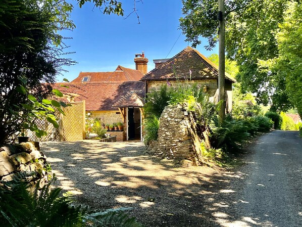 Welcome to The Old Stables, a 2-bed countryside holiday cottage near Petworth, West Sussex