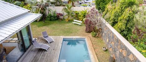 Vue piscine et jardin depuis la chambre 2