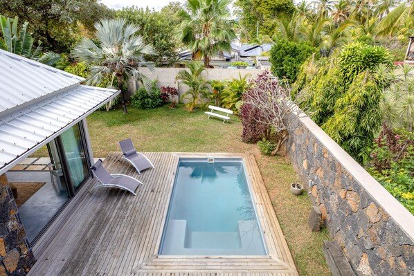 Vue piscine et jardin depuis la chambre 2