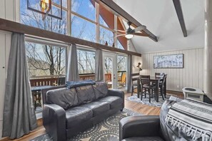 Homely Haven: Plush couch, gas stove, Smart TV—perfect for movie nights. Mountain view adds natural beauty to your cozy retreat.