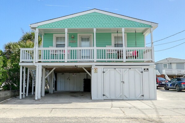 Front house view and parking
1- parking space included