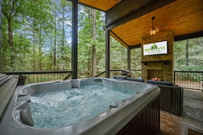 Outdoor spa tub