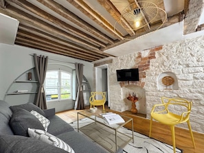 Perfect living room for families and friends, with tv and wifi