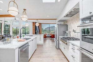 Large Kitchen Perfect for Preparing Meals for Everyone!