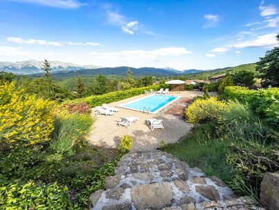 Cheerful 5-bedroom villa with pool and tennis