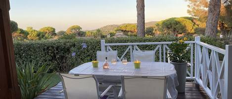 Vous profiterez de la grande terrasse vue Golfe, et la citadelle de Saint-Tropez