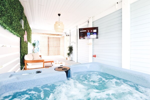 Beautiful Outdoor Space: Hot Tub, Sectional Couch, Roku TV, Propane Fire Pit & Ring Toss!