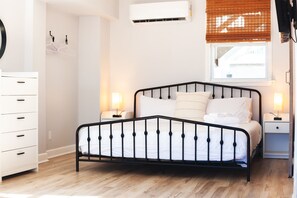 King size bed with highly rated 12" Zinus memory foam mattress