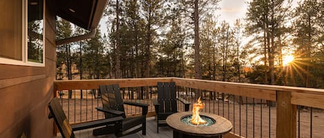 Enjoy a morning coffee or evening hot chocolate on the deck with the fire pit. 
