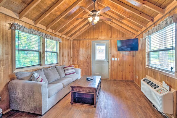 Steinhatchee Vacation Rental | 1BR | 1BA | 5 Stairs to Access | 450 Sq Ft