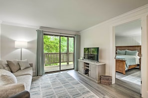Living Room | Central A/C & Heating | Deck Access | Free WiFi | Smart TV