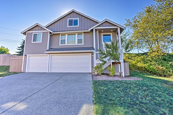 Tacoma Vacation Rental | 4BR | 3.5BA | 2,676 Sq Ft | Stairs Required