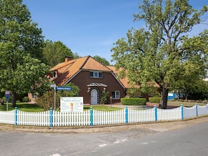 Himmel, Pflanze, Gebäude, Baum, Zaun, Grundstueck, Haus, Strassenbelag, Asphalt, Hütte