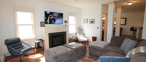 Comfortable living room, gas fireplace, TV